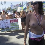 go topless manifestazione donne seno nudo