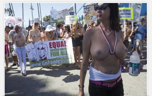 go topless manifestazione donne seno nudo