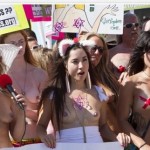 go topless manifestazione donne seno nudo