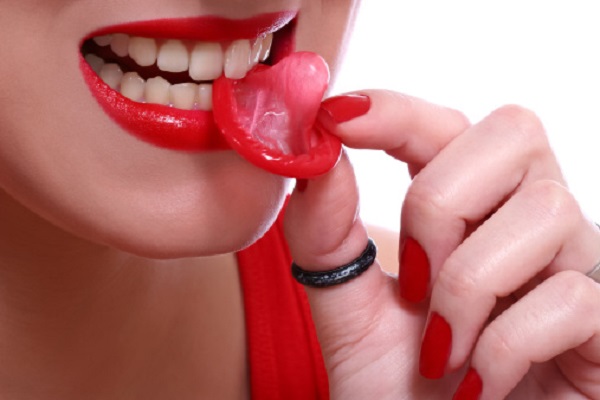 preservativo in bocca a donna