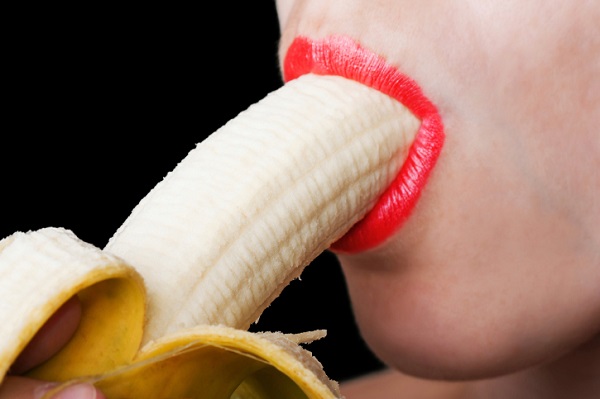 donna mette in bocca banana